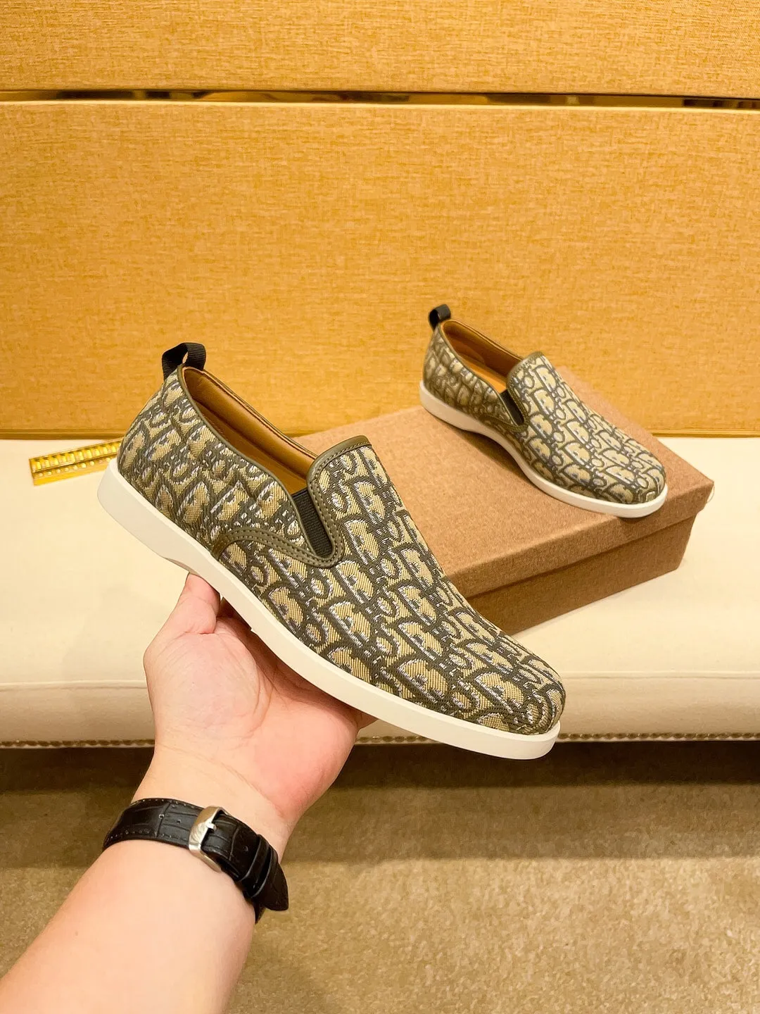 Factory price 380🔥[Dior] The latest 2024 new model is carefully crafted and set off the audience! An international brand that continues to innovate. This men's all-season casual shoe, the original version, has an all-leather upper, breathable and comfortable leather feet ➕Rubber non-slip outsole, breathable and comfortable, quality speaks for itself👄Color: two colors Size: 38-44